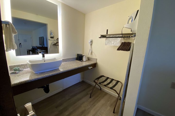 1 King Accessible Comm Assist Bathtub Table Chairs Microwave, Refrigerator, Continental Breakfast (1 of 21)