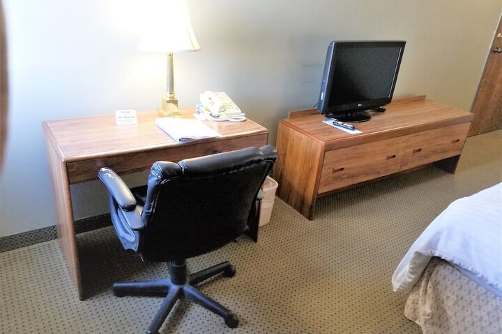 Deluxe Single Queen Bed Accessible (11 of 17)