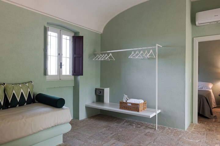 Room 25 of 136