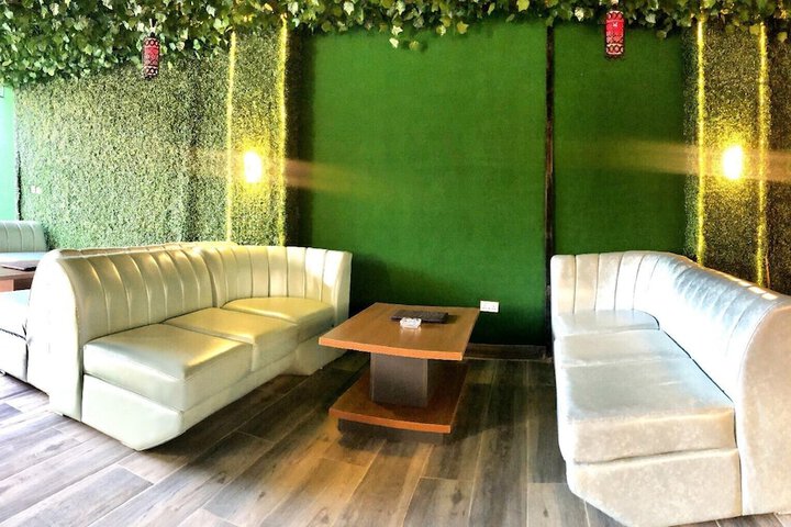 Lounge 31 of 33