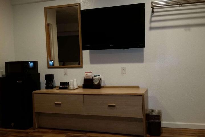 1 Queen Bed (5 of 16)