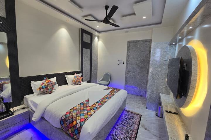 Room 3 of 6
