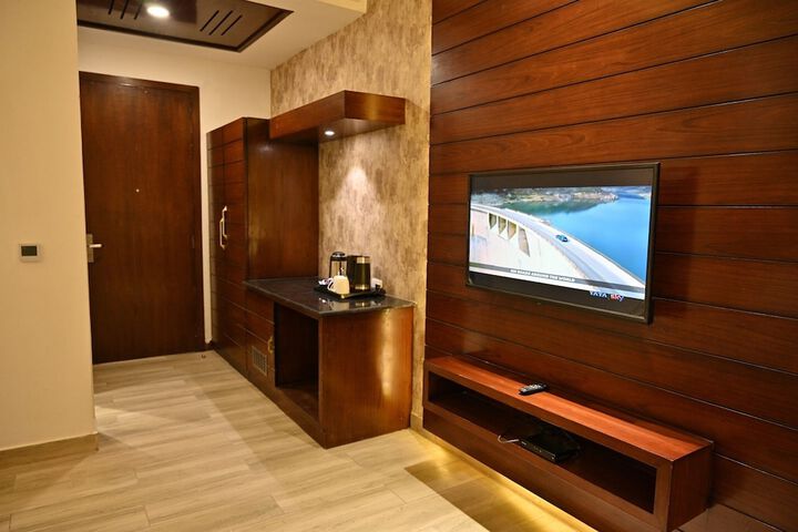 Room 10 of 27