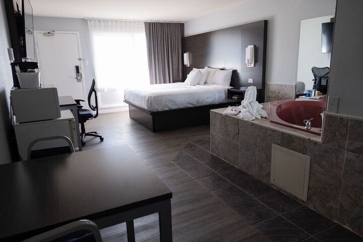 1 King Bed Pet Friendly Accessible (22 of 90)