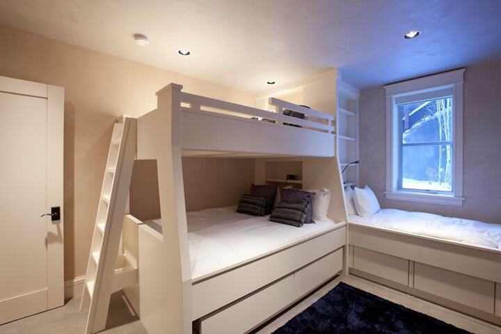 Room 68 of 382