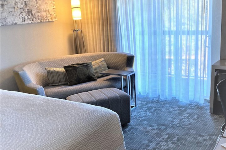 1 King Bed (8 of 16)