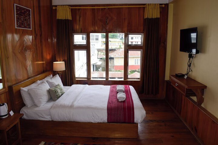 Room 6 of 18