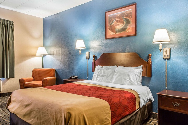 1 Queen Bed (1 of 5)