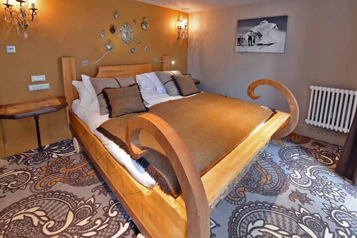 Room 12 of 76