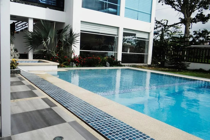 Pool 10 of 17