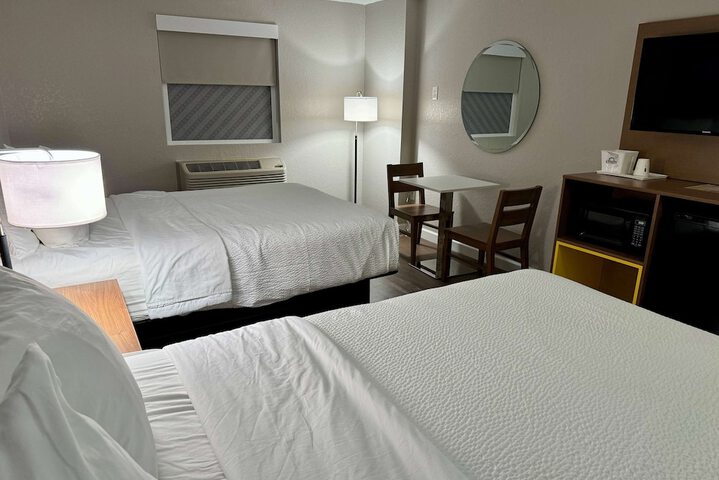 2 Queen Beds Mobility Hearing Impaired Accessible Room Tub with Grab Bar (6 of 11)