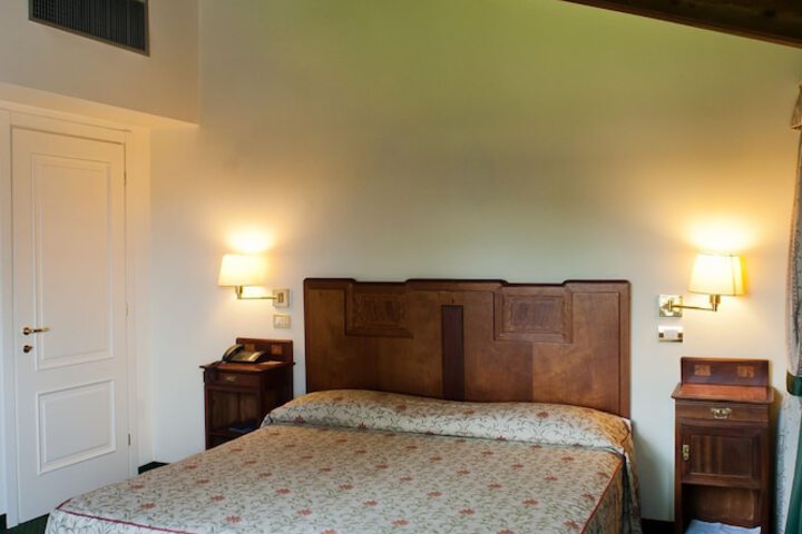 Room 6 of 11