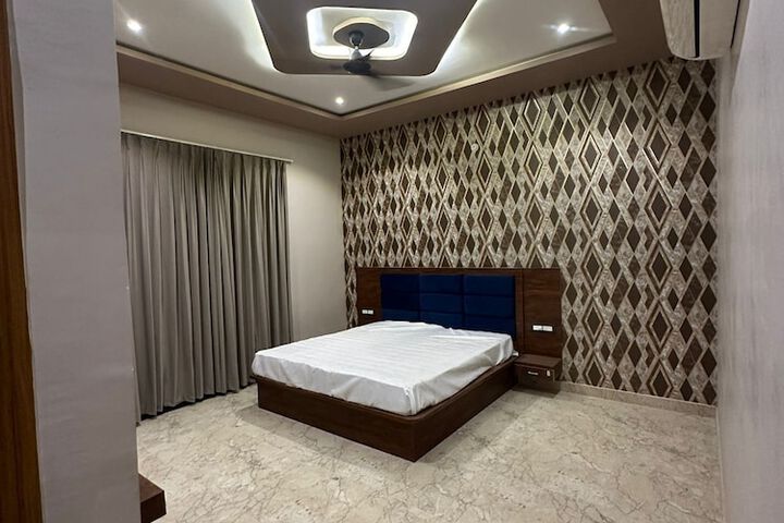 Room 2 of 10