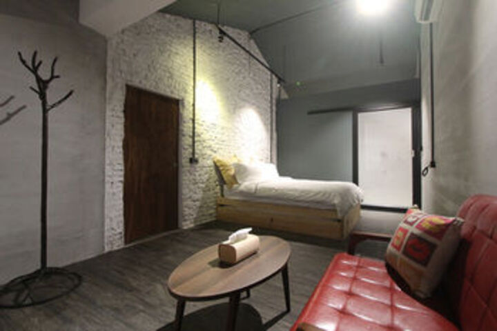 Room 8 of 16