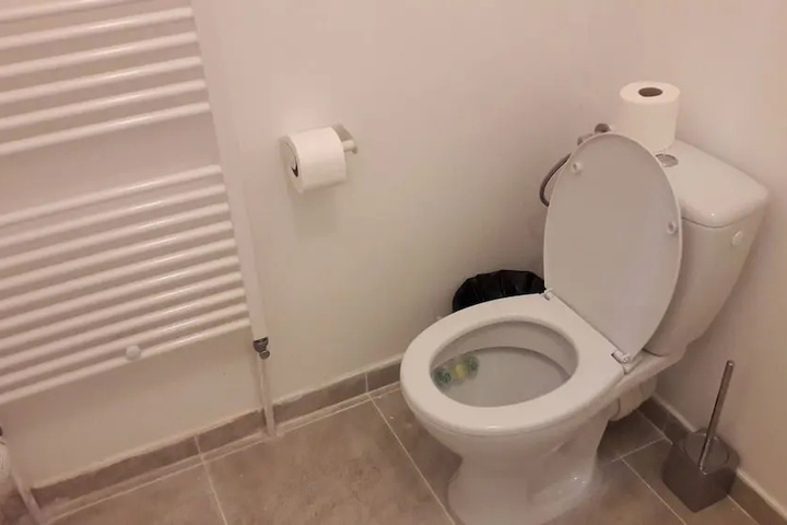 Room 7 of 12