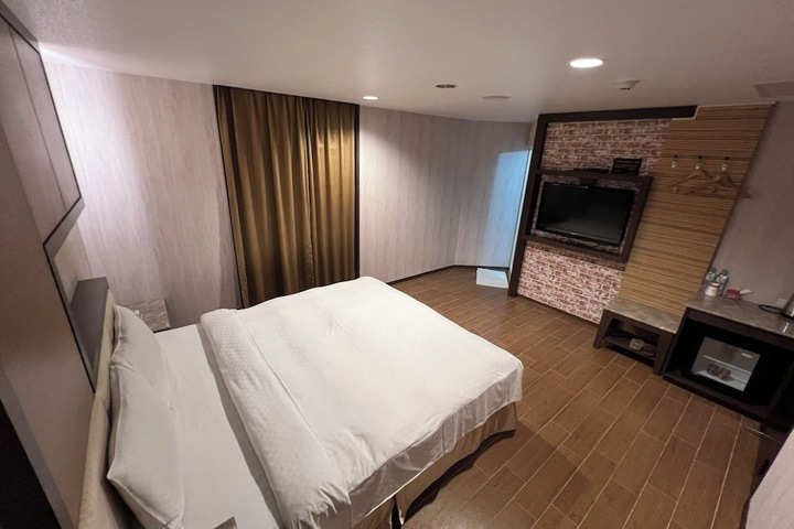 Room 18 of 48