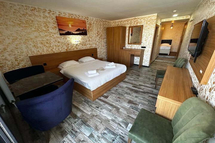 Room 11 of 38