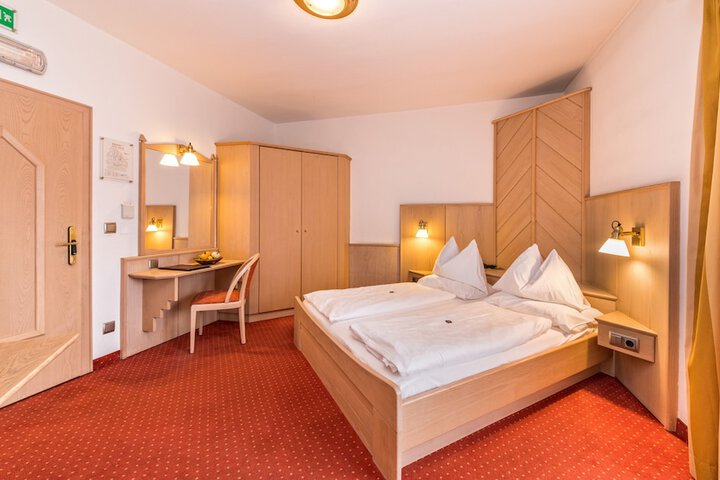 Room 3 of 62