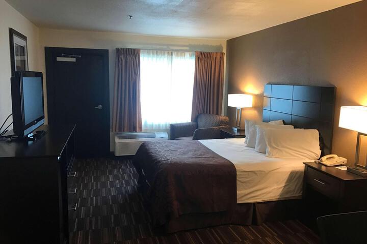 1 Queen Bed Recliner High Speed Internet Accessible Microwave and Refrigerator, Coffee Maker, Hairdryer Continental Breakfast (8 of 13)
