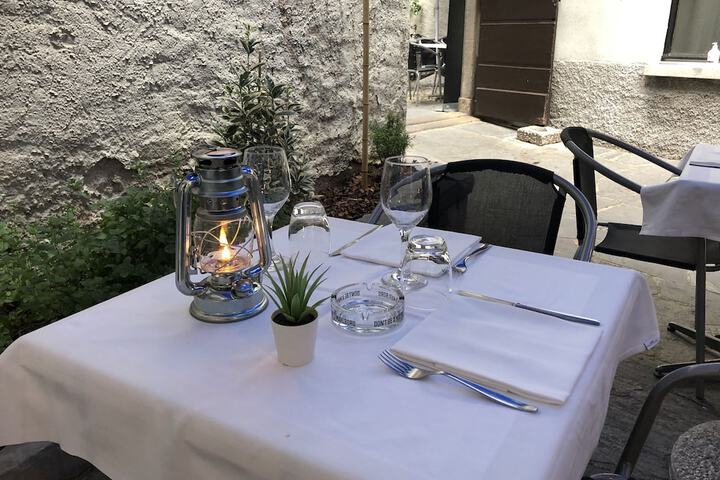 Dining 8 of 13