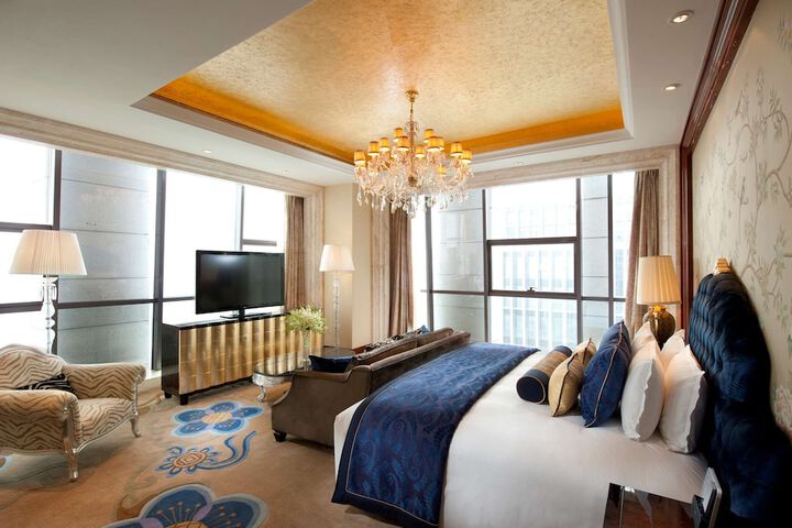 Room 10 of 103