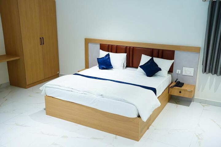 Room 5 of 11