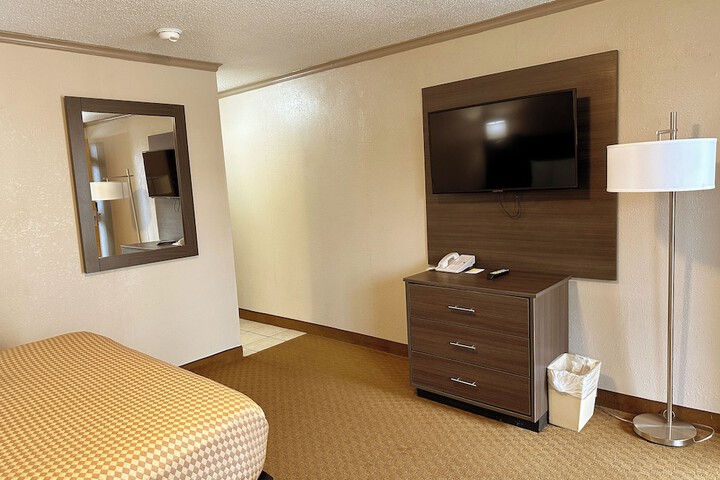 Single Queen Bed (3 of 4)