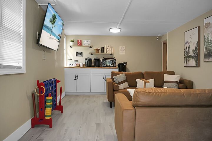 Lounge 76 of 112