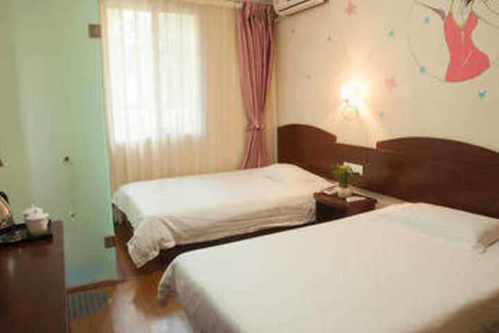 Room 13 of 36
