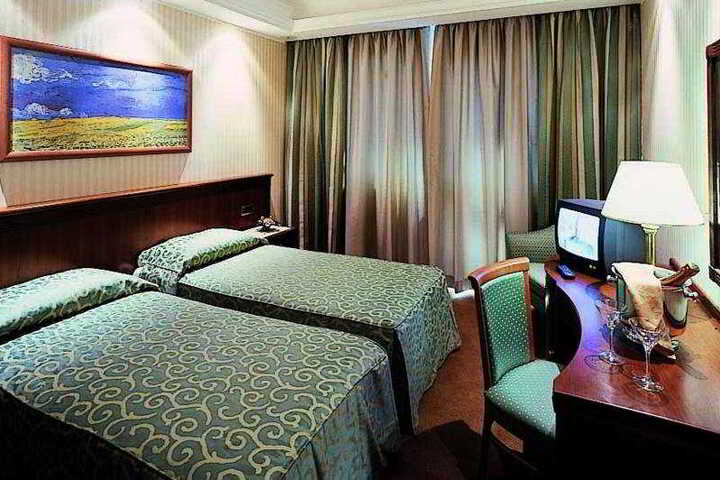Room 4 of 8