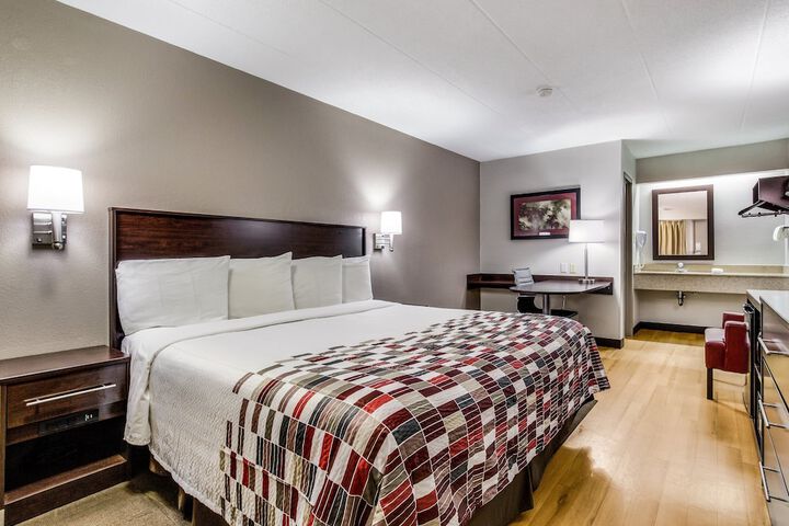 1 King Bed (2 of 20)