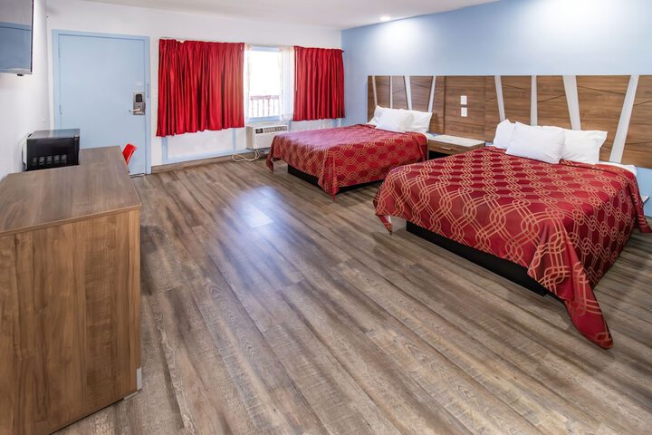 Studio 2 Queen Beds (3 of 6)