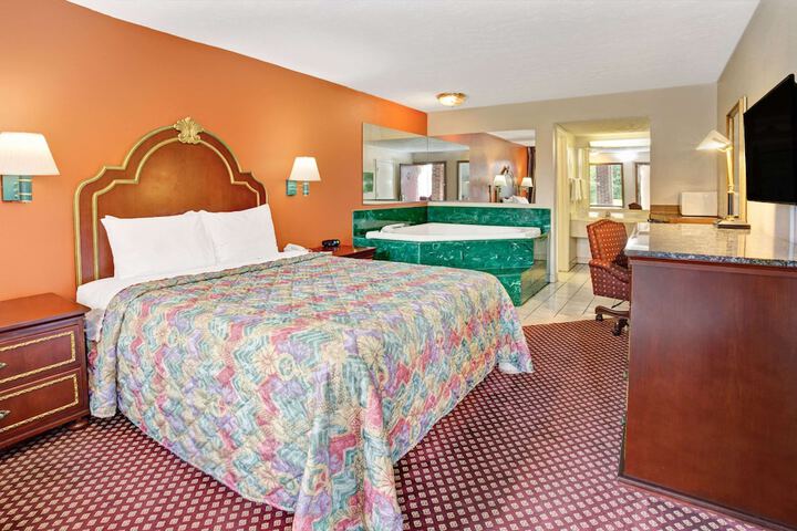 1 King Bed (6 of 8)