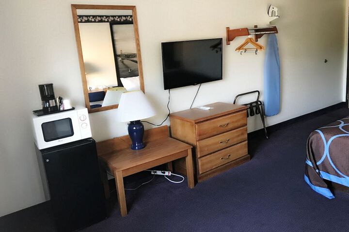 Queen Bed Accessible (5 of 7)
