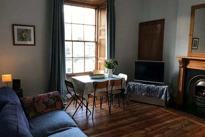 Room 2 of 10