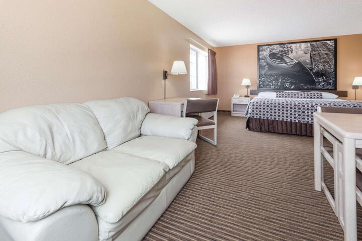 1 King Bed (4 of 9)