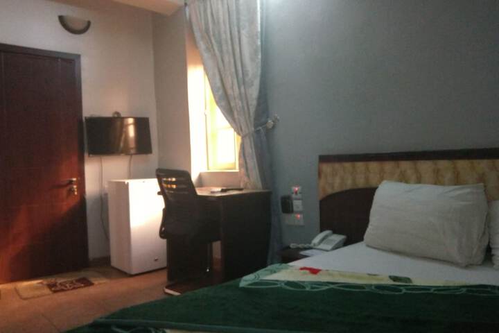Room 5 of 10