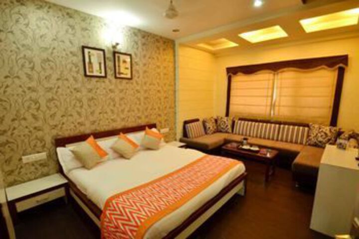 OYO Premium AB Road Bhavarkuan