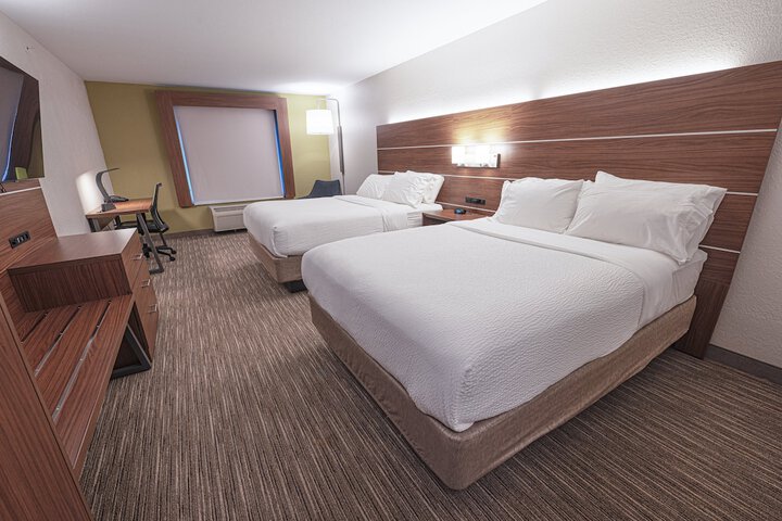 2 Queen Beds (7 of 10)