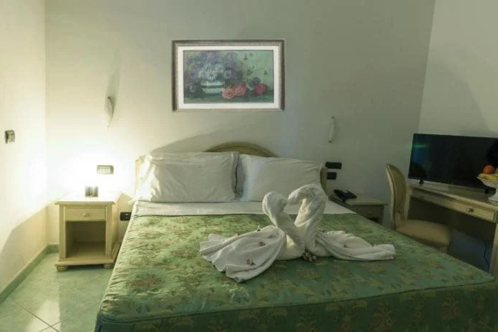 Room 4 of 28