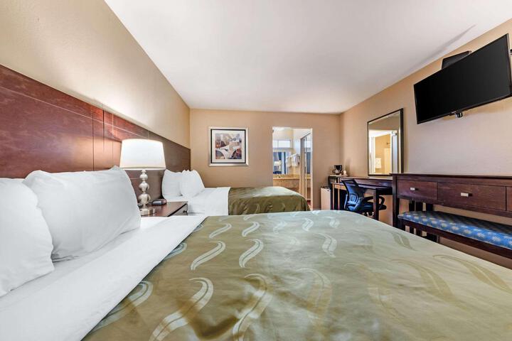 1 Queen Bed (10 of 18)