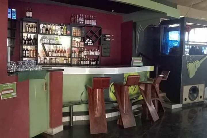 Lounge 19 of 43