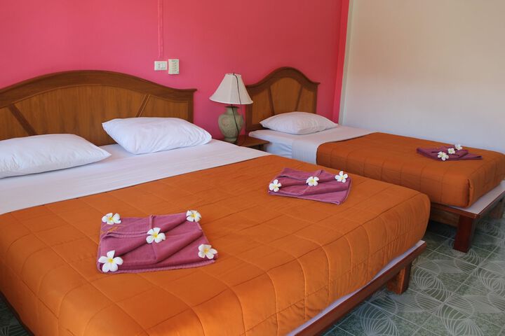 Room 4 of 100