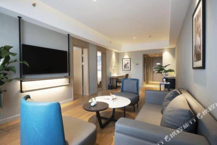 White Magnolia Hotel (Anshan wanxianghui railway station store)