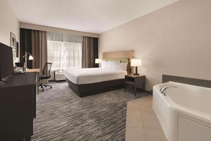 1 King Bed Accessible (7 of 10)