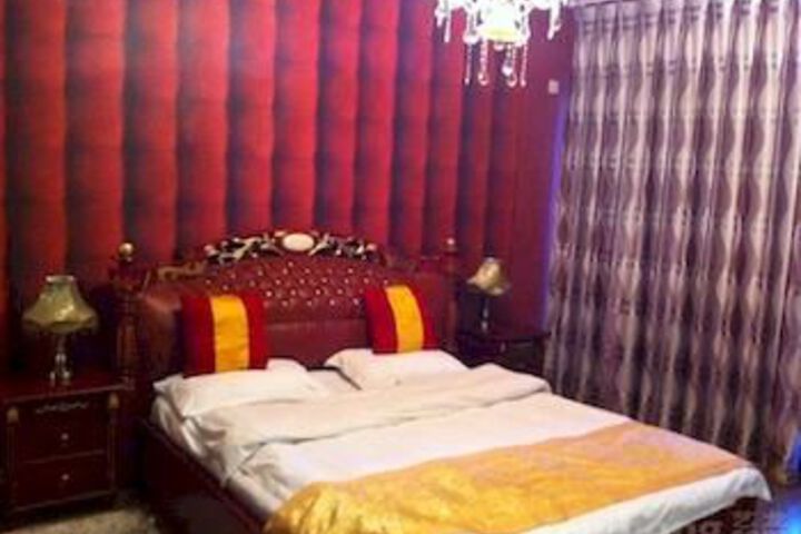 Room 8 of 93