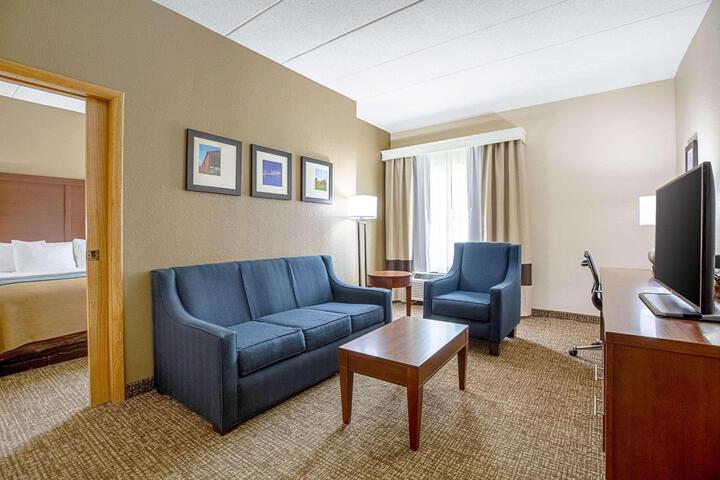 1 King Bed Accessible (2 of 8)