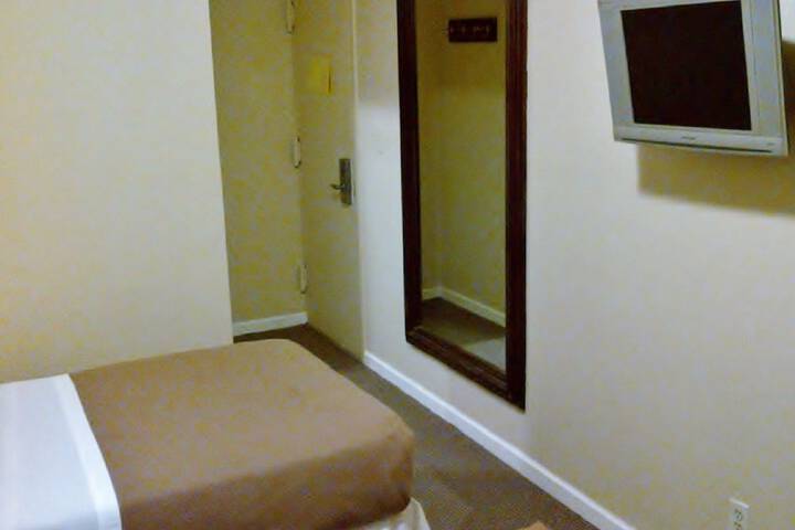 Room 8 of 37