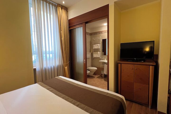 Room 104 of 233