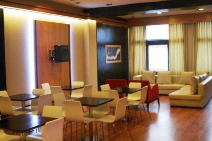 Lounge 3 of 6